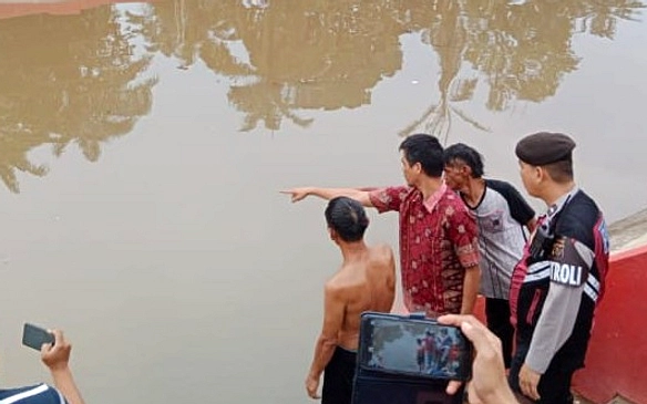 Sofa Merah Besar Tergeletak di Sungai Sekanak, Evakuasi