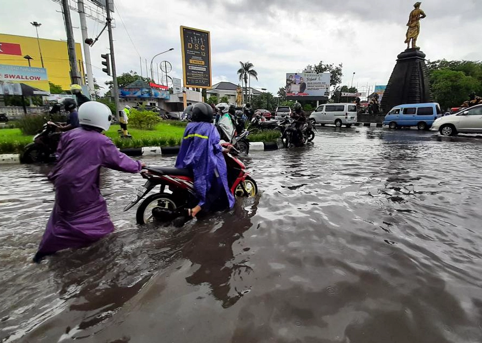 Solo Baru Gelap, Jalan Patung Pandawa-Soekarno Tergelincir Air