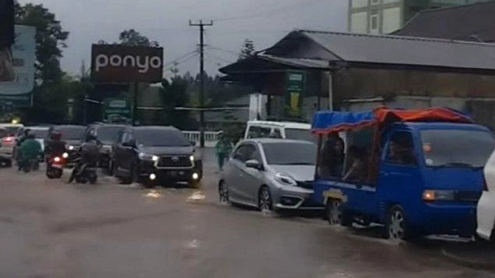 Sopir Pingsan di Jalan Puncak, Membuat Kemacetan Saat Mudik