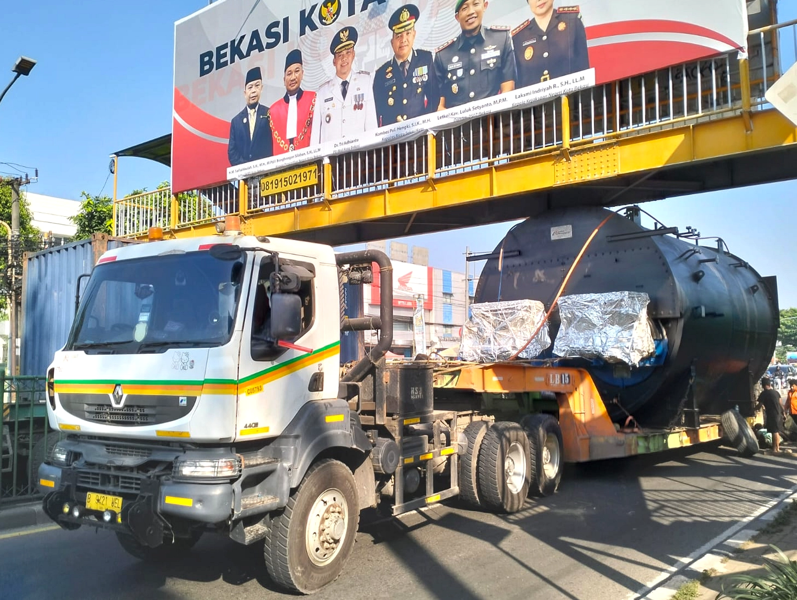 Sopir Truk Akui Main HP Saat Muatan Tersangkut JPO