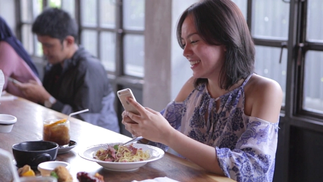 Sosmed Saat Makan, Kalori Naik: Penelitian Tunjukkan