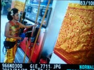 SPBU Kayoon Surabaya: Operator Kebaya Peringati Hari Kartini