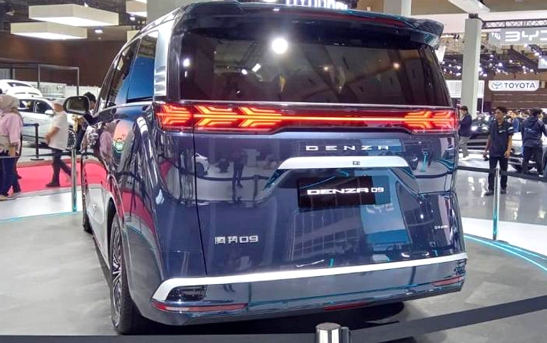 STNK Mobil Listrik Naik: Denza D9 Gaji Pajak Lebih Besar