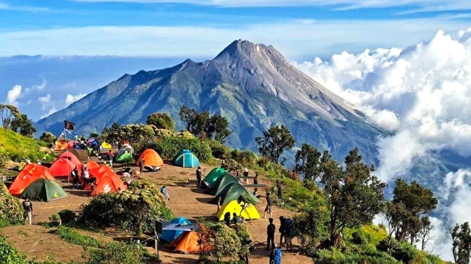 Suhu -1°C di Puncak Merbabu, Embun Beku Muncul