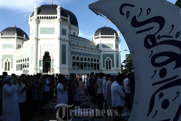 Sultan Deli XIV Menunaikan Salat Idul Fitri di Medan