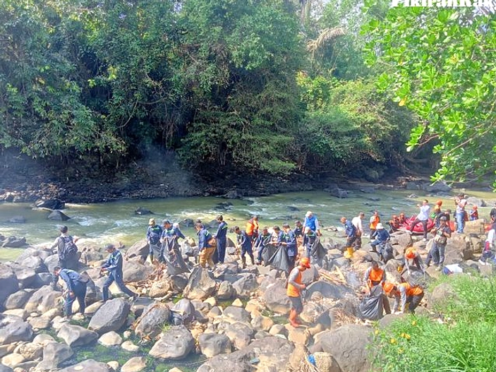Sungai Cikundul Tumpukan Sampah, Warga Khawatir Banjir
