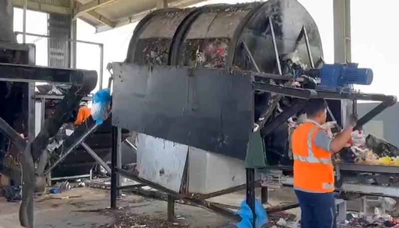 Supervisor Island Pantau Pemasangan Mesin Pirolisis di Bali