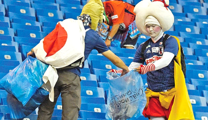 Suporter Jepang Bersihkan Stadion Pasca Piala Dunia 2026