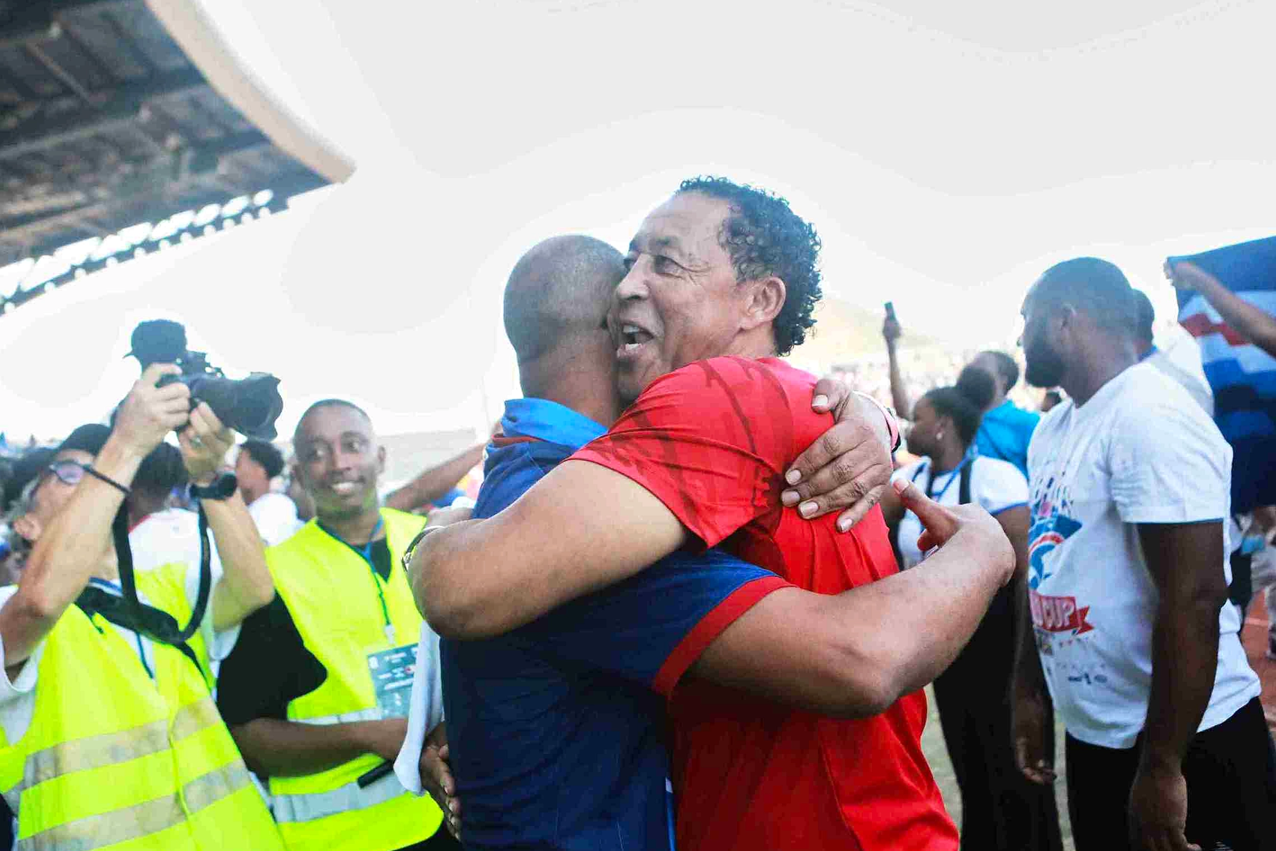 Suporter Sambut Timnas Cape Verde di Bandara