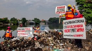 Surabaya Angkat 1 Ton Sampah Plastik Harian di Kali Tebu