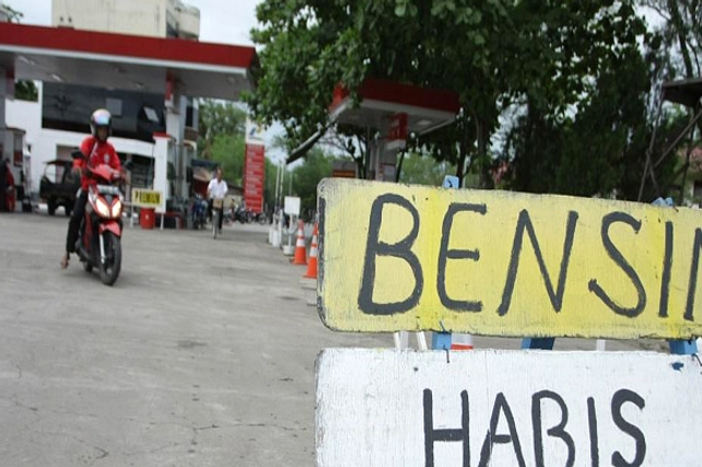 Surabaya: BBM Naik, Warga Bondong-Bondong ke SPBU, Dampak