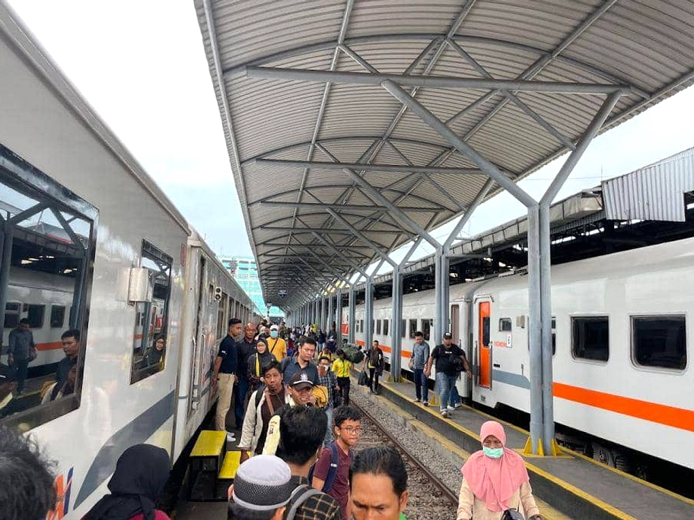 Surabaya: Empat Stasiun Utama, Sejarah Perkeretaapian Kota