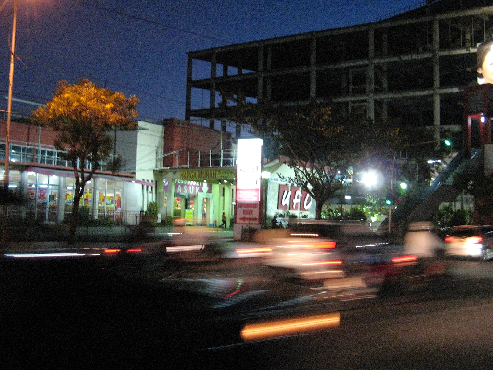 Surabaya Hancurkan Fasad Toko Nam di Jalan Embong Malang
