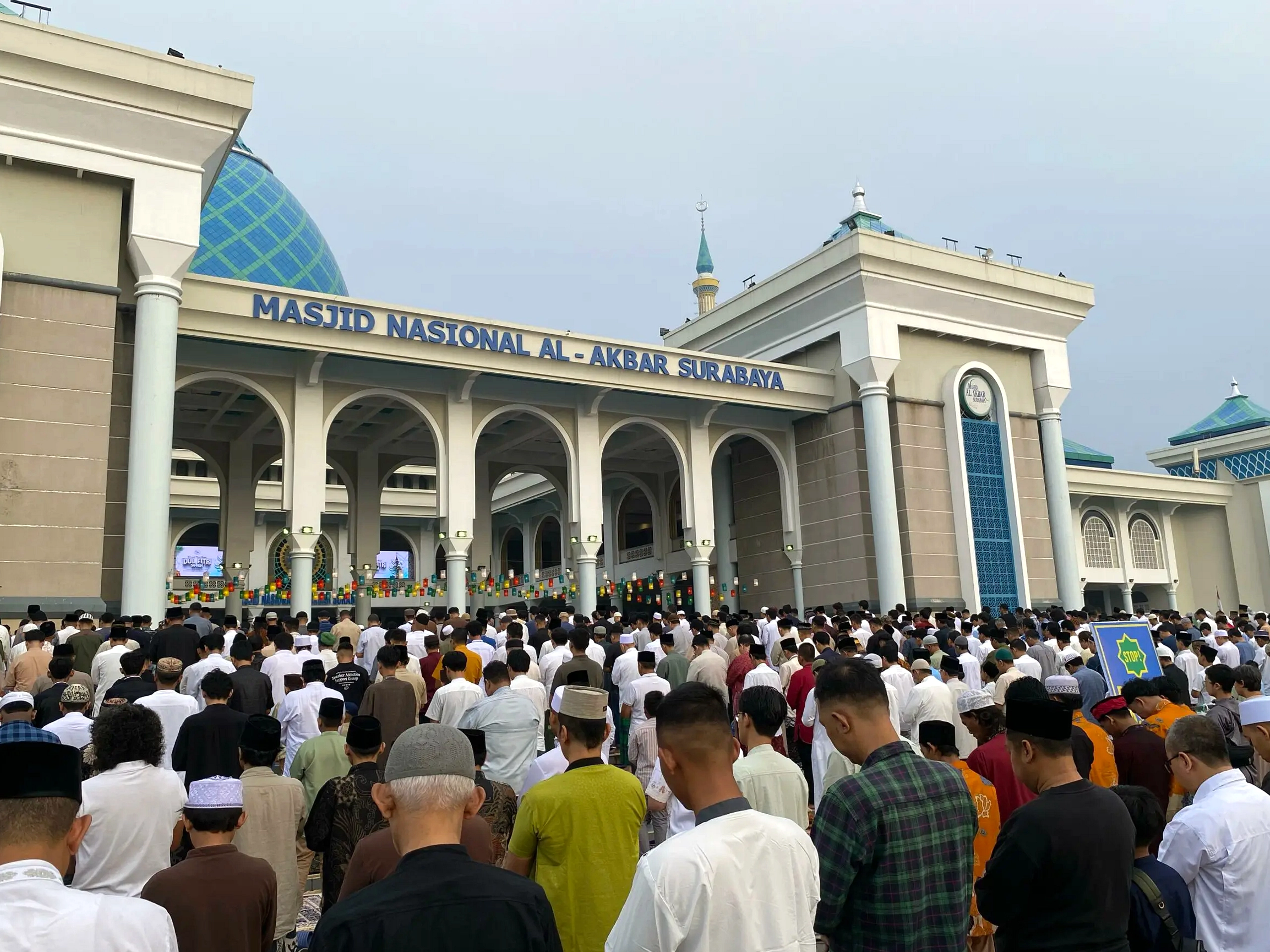 Surabaya: Ribuan Jemaah Masjid Al Akbar Selamat Idul Fitri