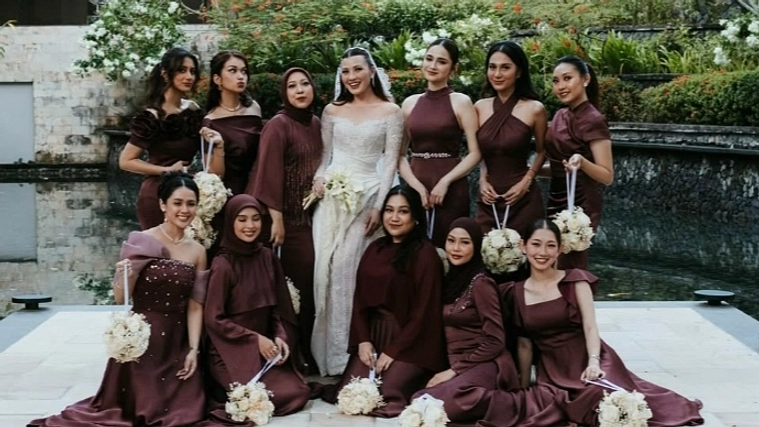 Syifa Hadju Hadiah Cokelat & Roti untuk Bridesmaid di Raffles