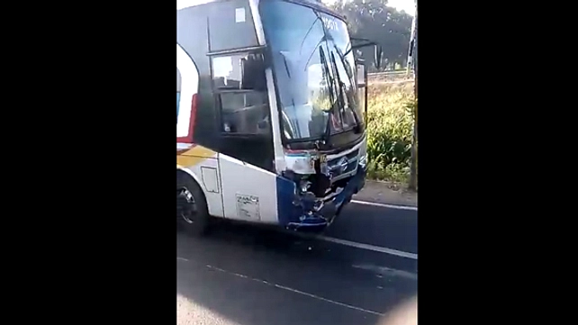 Tabrakan Bus vs Truk di Nganjuk, Lalu Lintas Macet 2 Jam