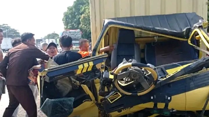Tabrakan Maut Indramayu, 12 Tewas Usai Pesta Nikah