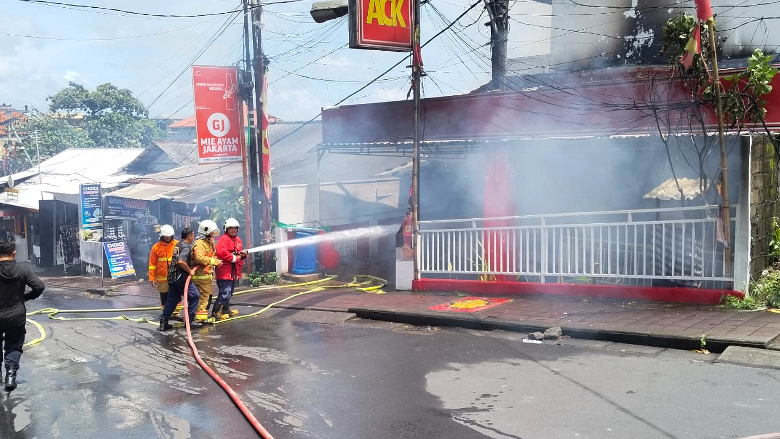 Tabung Gas Bocor, Tiga Orang Luka Bakar