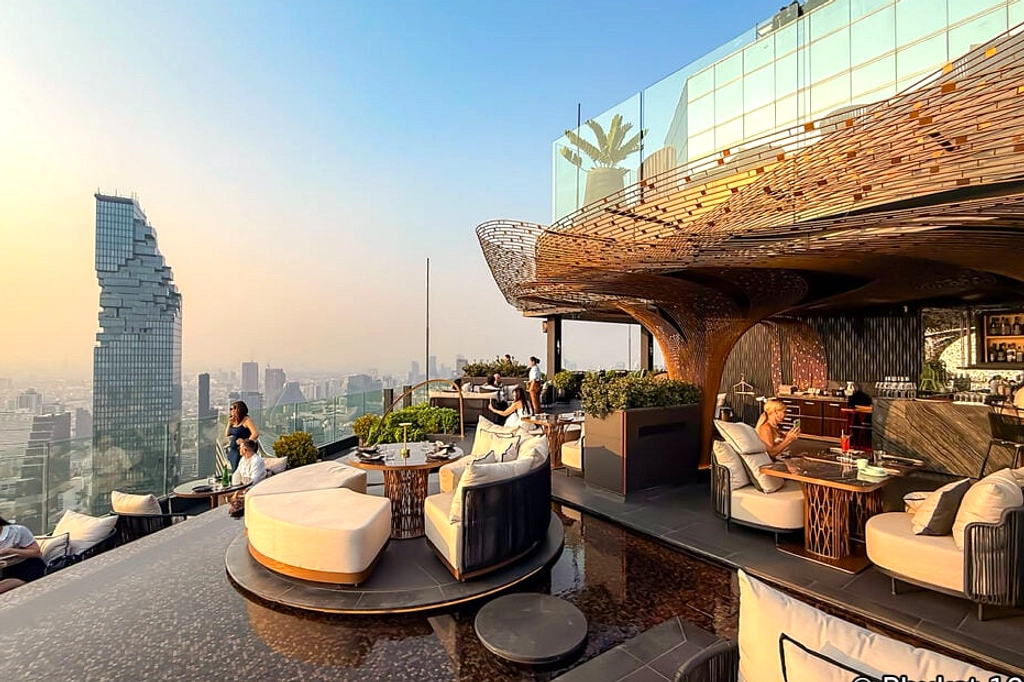 Tak Perlu ke Bali, Beach Club Kini Ada di Atap Hotel Surabaya