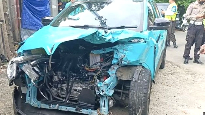 Taksi Hijau Green SM Tabrak Rel KRL Bekasi, 1 Meninggal