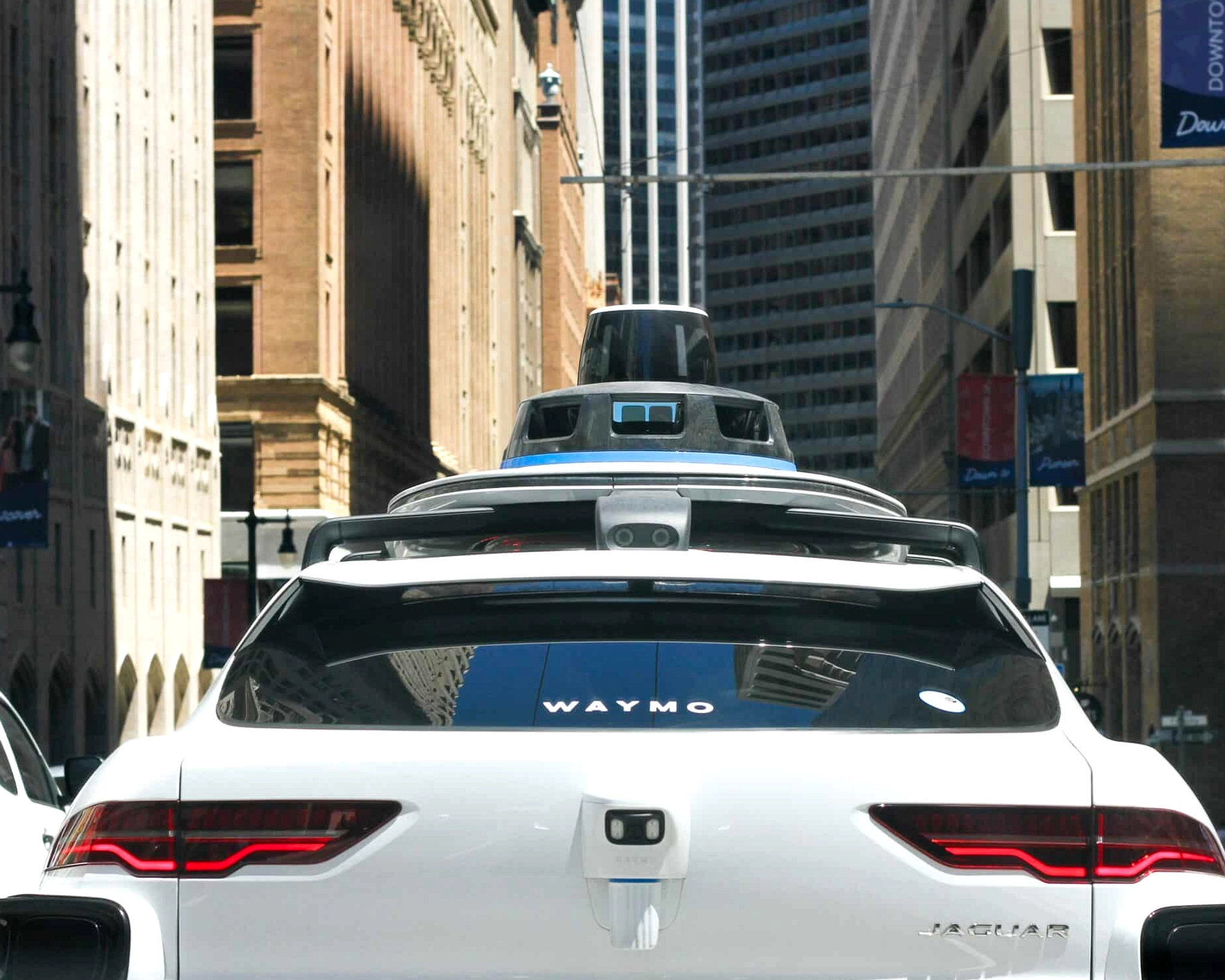Taksi Otonom Waymo Terlibat Pencurian Studio Hot 8 Yoga