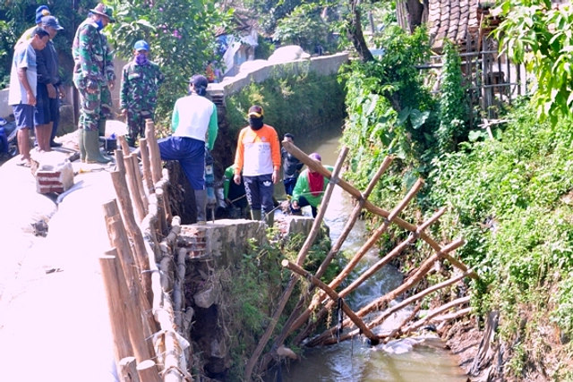 Tanggul 10 M Jebol di Sungai Cisunggalah, Tim Bersih Jalan