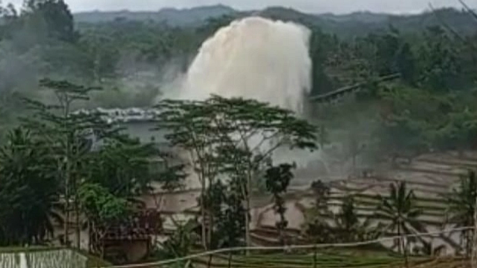 Tanggul Jebol di Sungai Petung & Gembong: BPBD Pasang Sandbag