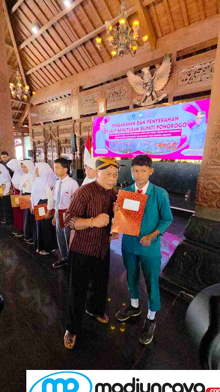 Tangis Haru Iringi 76 Anak Masuk Sekolah Rakyat Ponorogo