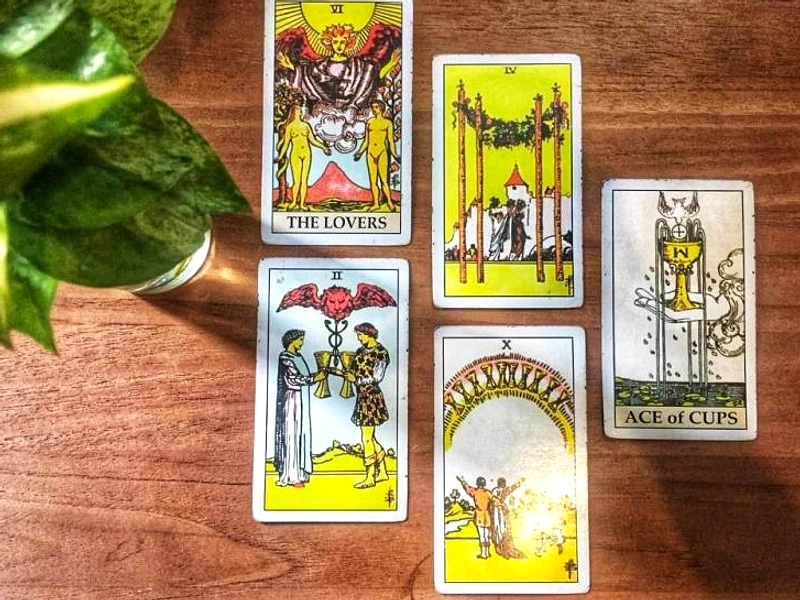 Tarot Harian 10 April 2026: Cinta, Klarifikasi, dan Keputusan Cepat