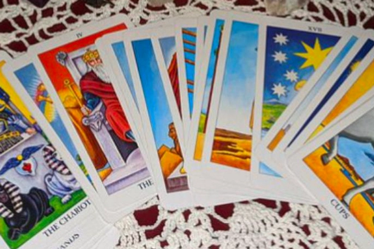 Tarot Harian 27 Maret 2026: Raja, Enam Kuda Terbalik, Janda Kupu