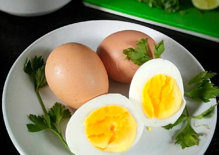 Telur Rebus Pagi: Protein, Kolin, dan Kontrol Berat
