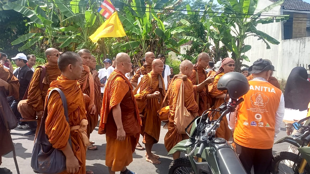 Thudong Waisak 2026: Bhante Jalan ke Borobudur selama Waisak