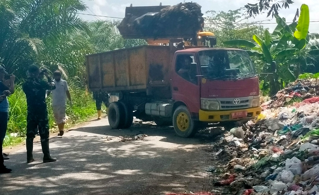 Tiga Pria Denda Rp 8 Juta Karena Membuang Sampah di Pandeglang