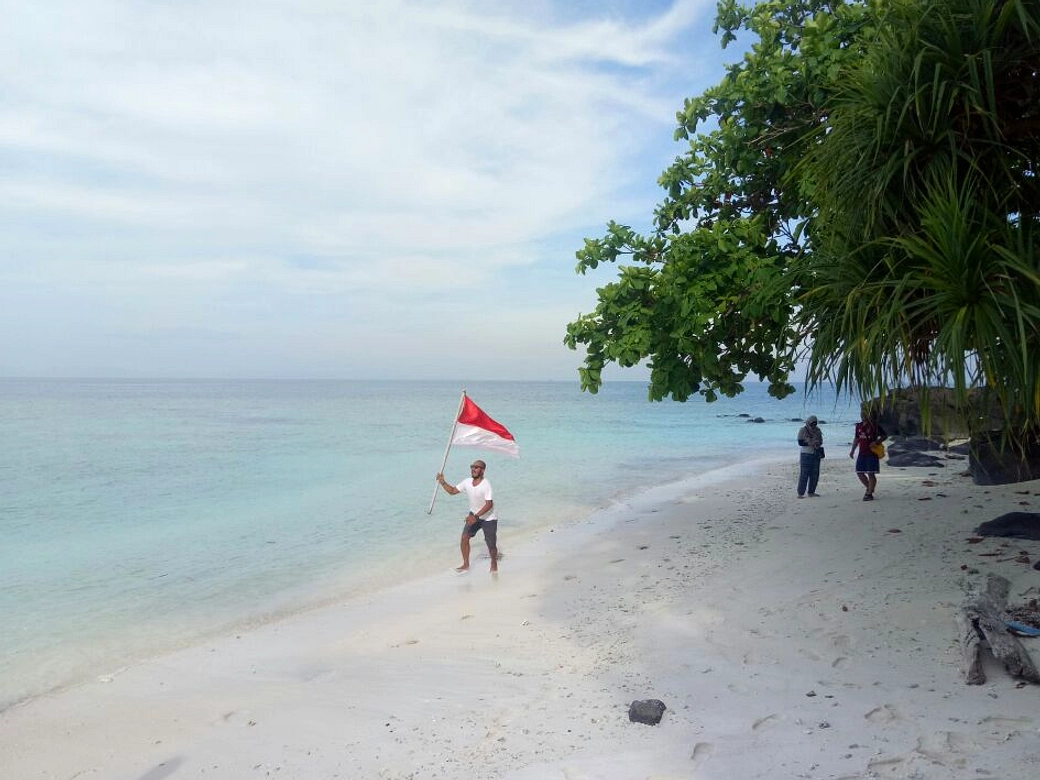 Tiga Pulau Menyuguhkan Pemandangan Gunung Anak Krakatau