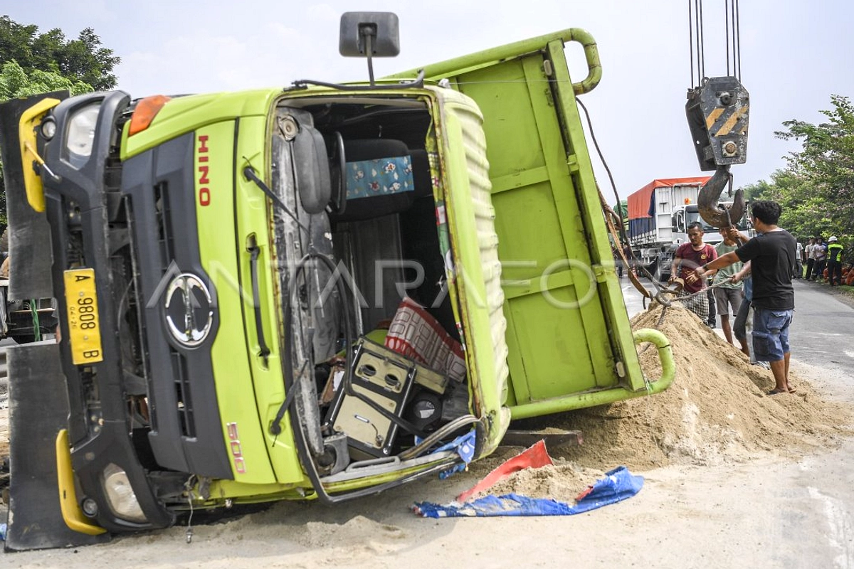 Tiga Tewas dalam Tabrakan Truk di Tulang Bawang
