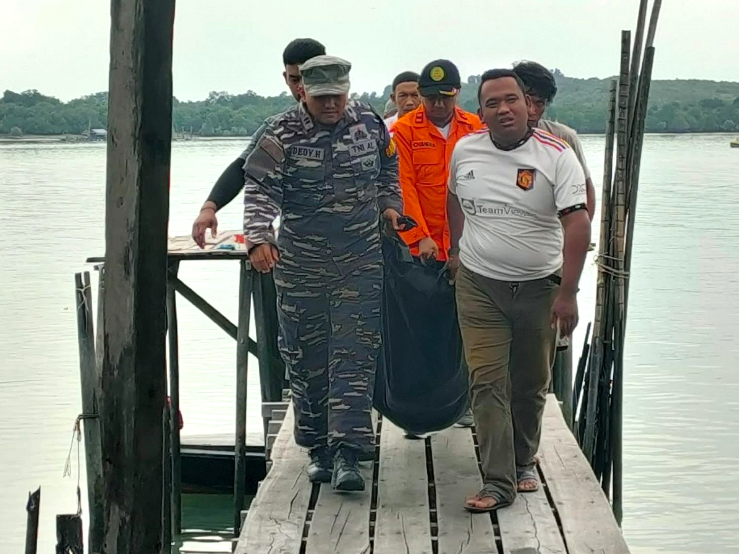 Tim SAR Gabungan Selamatkan Dua Nelayan di Laut Malaysia