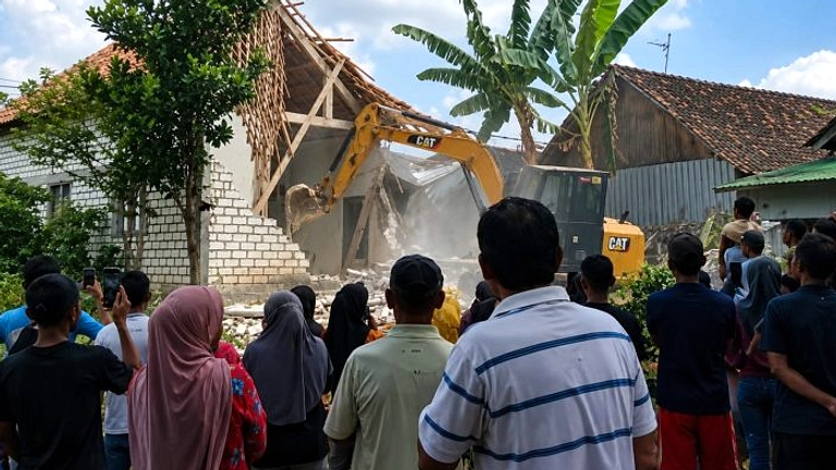 TKW Hong Kong Robohkan Rumah Hasil Kerja 5 Tahun