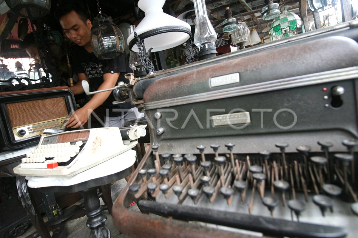 Toko Antik Surabaya Tetap Operasional Meski Kebakaran
