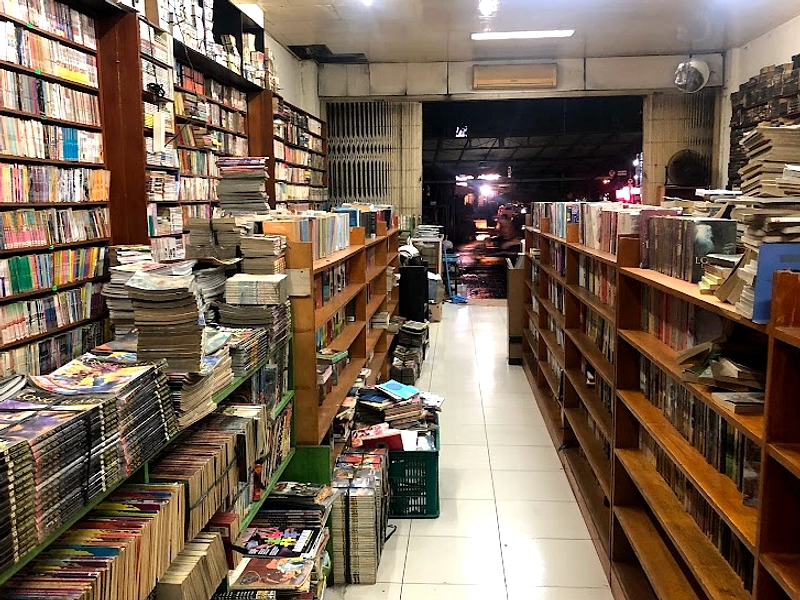 Toko Buku Bekas Oki's Bookshop di Seminyak Terus Bertahan