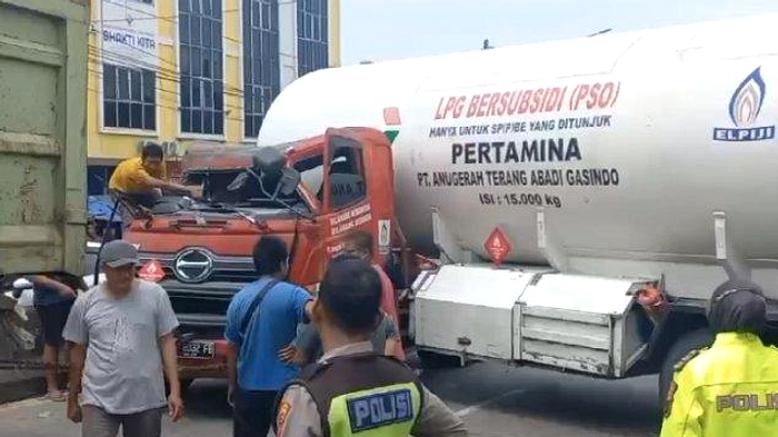 Toyota Avanza Mengantuk, Menabrak Truk Tangki Pertamina