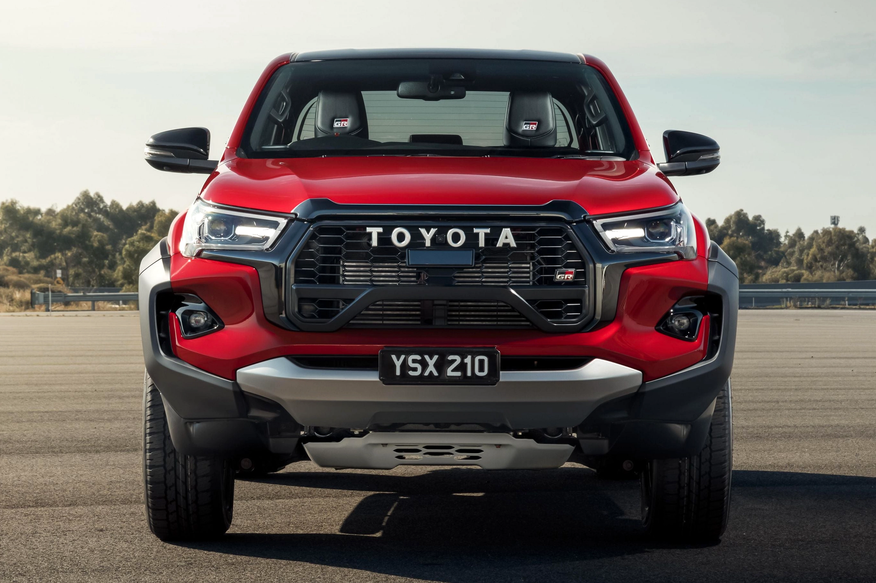 Toyota Hilux Generasi 9: Mesin Diesel 204 PS, Fitur Level 2