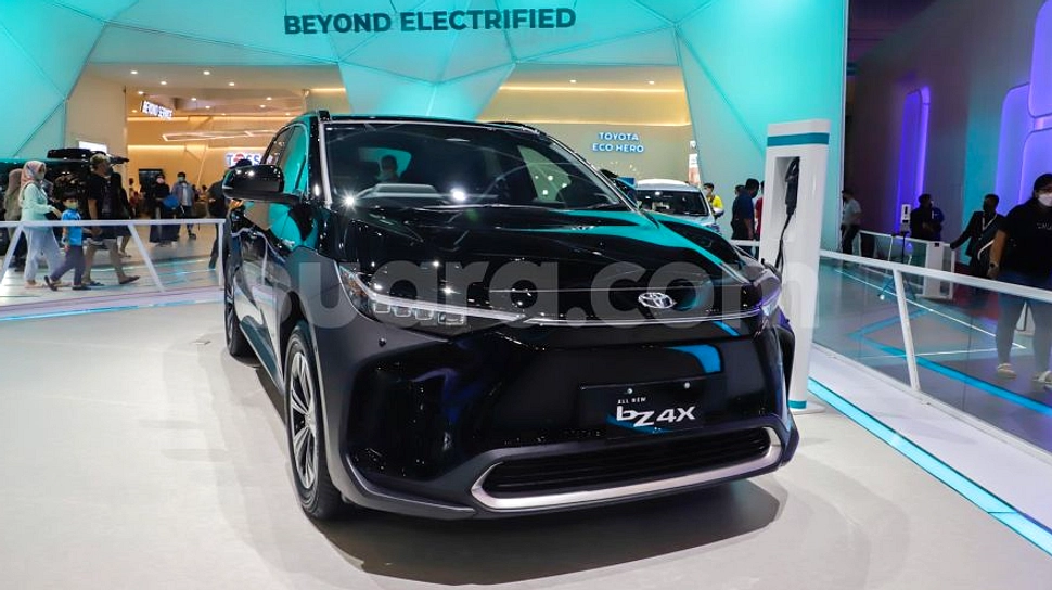 Toyota Listrik Terbatas: bZ4X dan Urban Cruiser Satu Unit