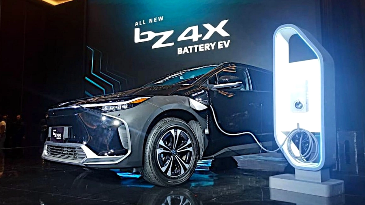 Toyota Terbatas Penjualan bZ4X dan Urban Cruiser EV