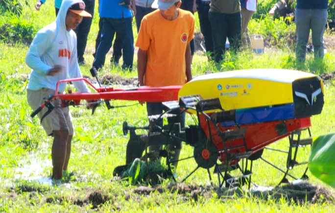 Traktor Listrik Bantu Petani Subak Sembung