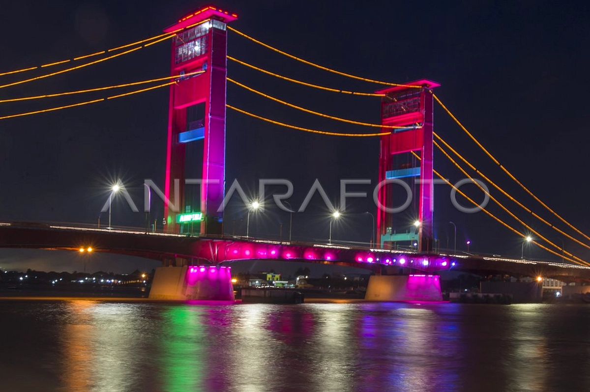 Tren London Boy di Jembatan Ampera Tarik Pengunjung & UMKM
