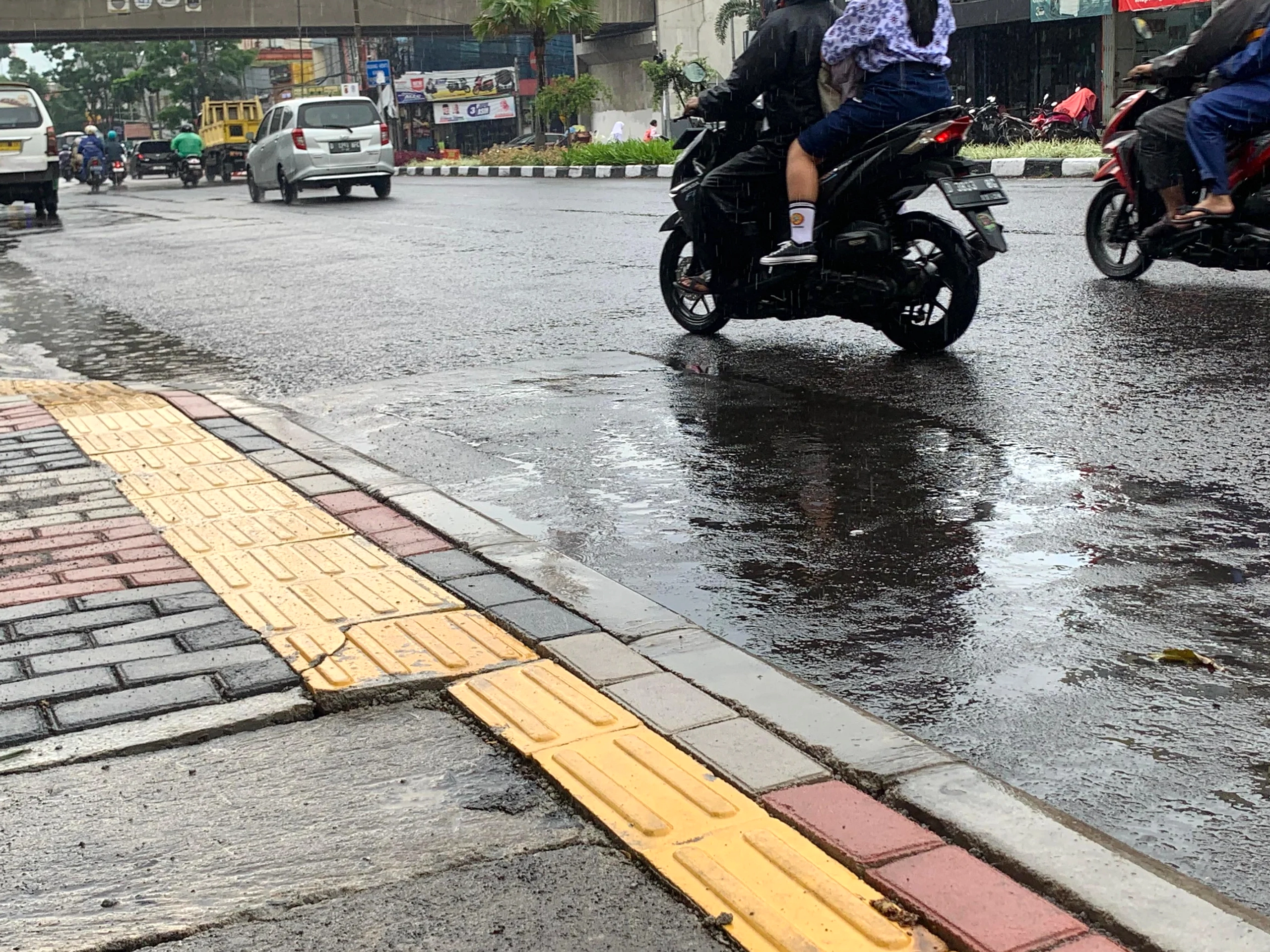 Trotoar Jalan Ambon Jadi Parkir, Satpol PP Langsung Tindak