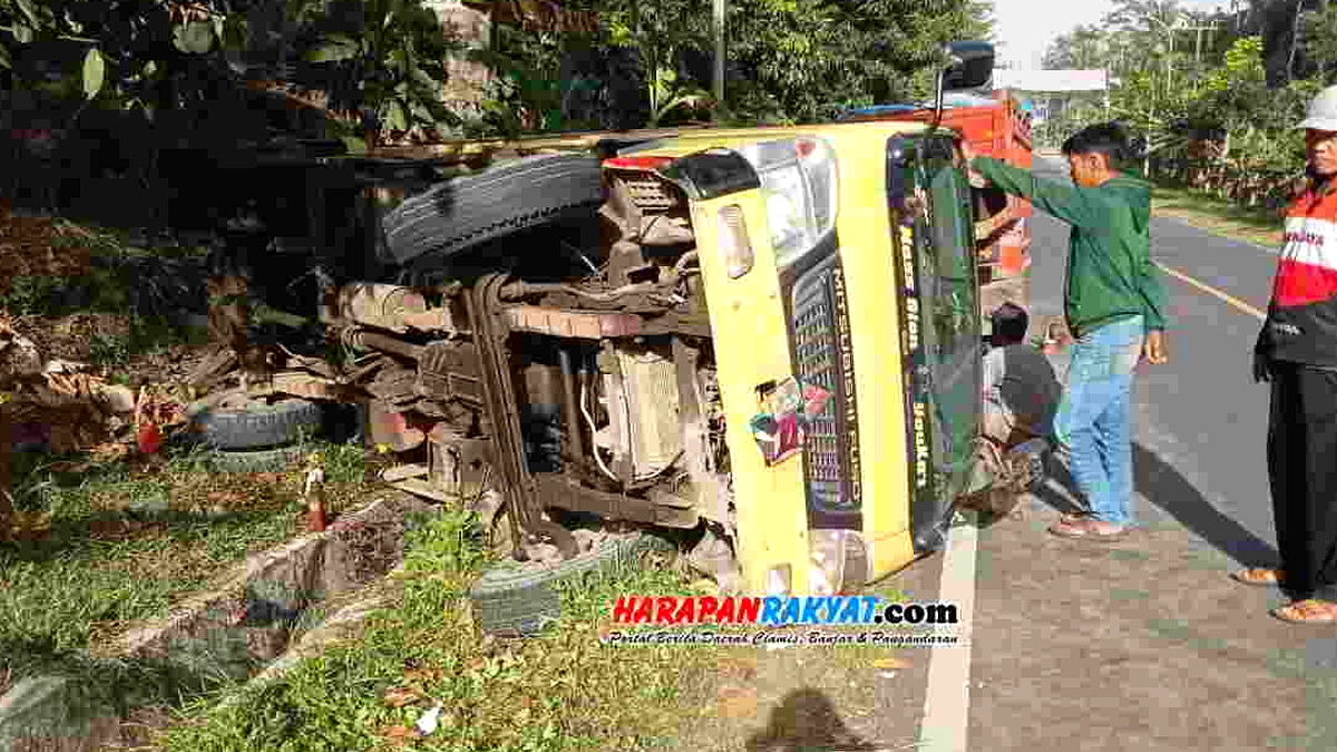 Truk Bermuatan Pasir Guling, Jalan Amlapura‑Denpasar Tertutup