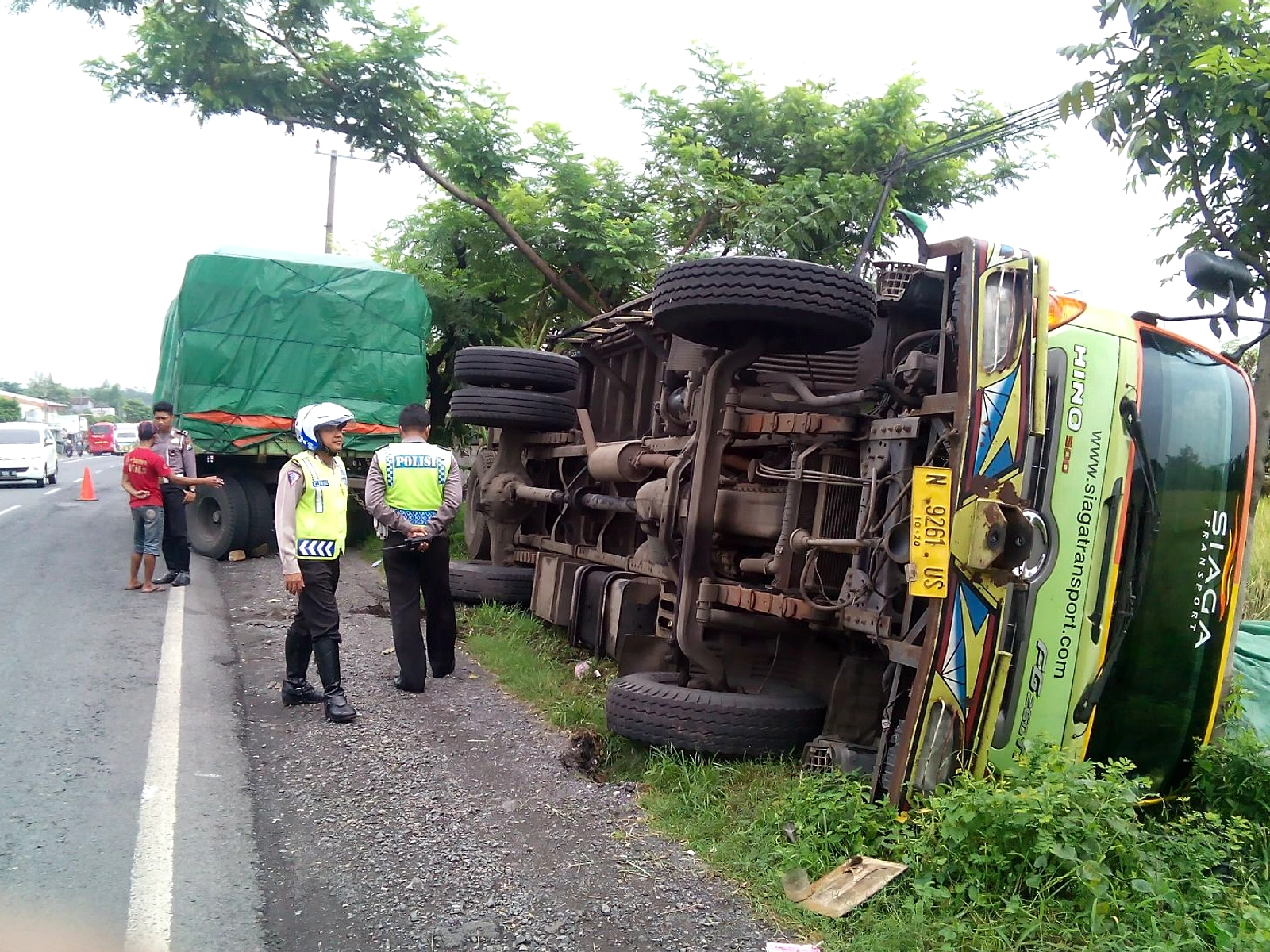 Truk Gandeng Mundur Terguling, Satu Kerusakan pada Kernet