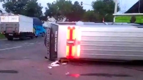 Truk J&T Tersambar KA Logawa, Sopir Tewas