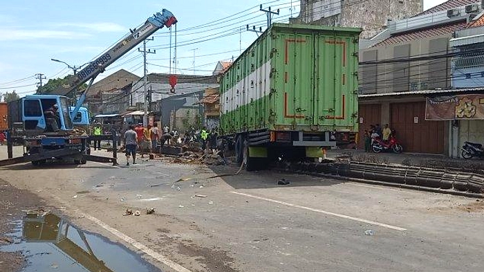 Truk Kontainer Terguling di Surabaya, Macet Total hingga Babat Jerawat